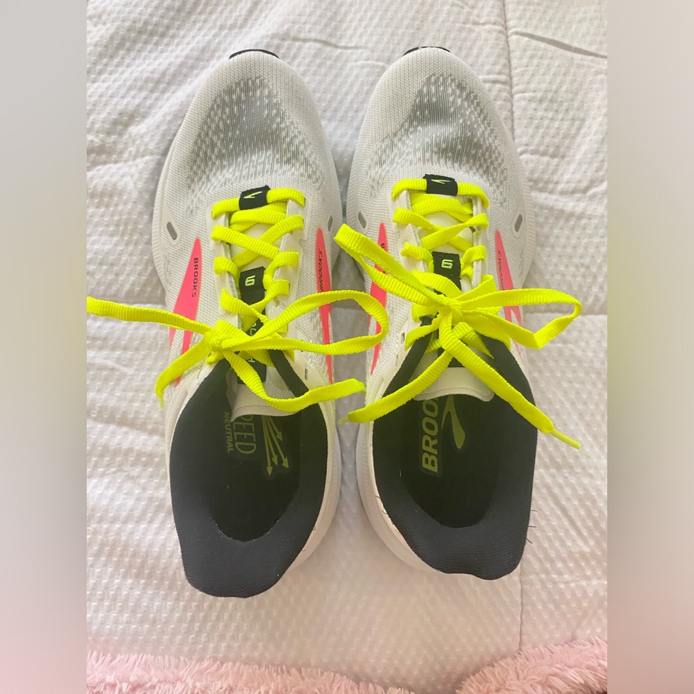White neon Brooks🩷
